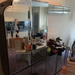 Mirrored cabinet display