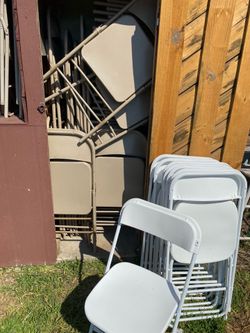 Chairs and tables ….Sillas y mesas.
