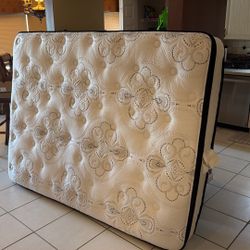 Queen mattress - Like New