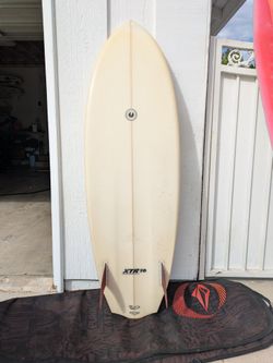 Album Plasmic and Roberts Metatwin surfboard
