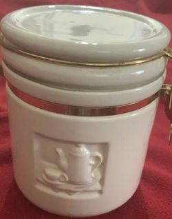 Vintage Pfaltzgraff Yorktowne Sugar Canister Stoneware w/ Lid Locking Seal motif