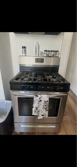 Fridgaire stove NEED GONE