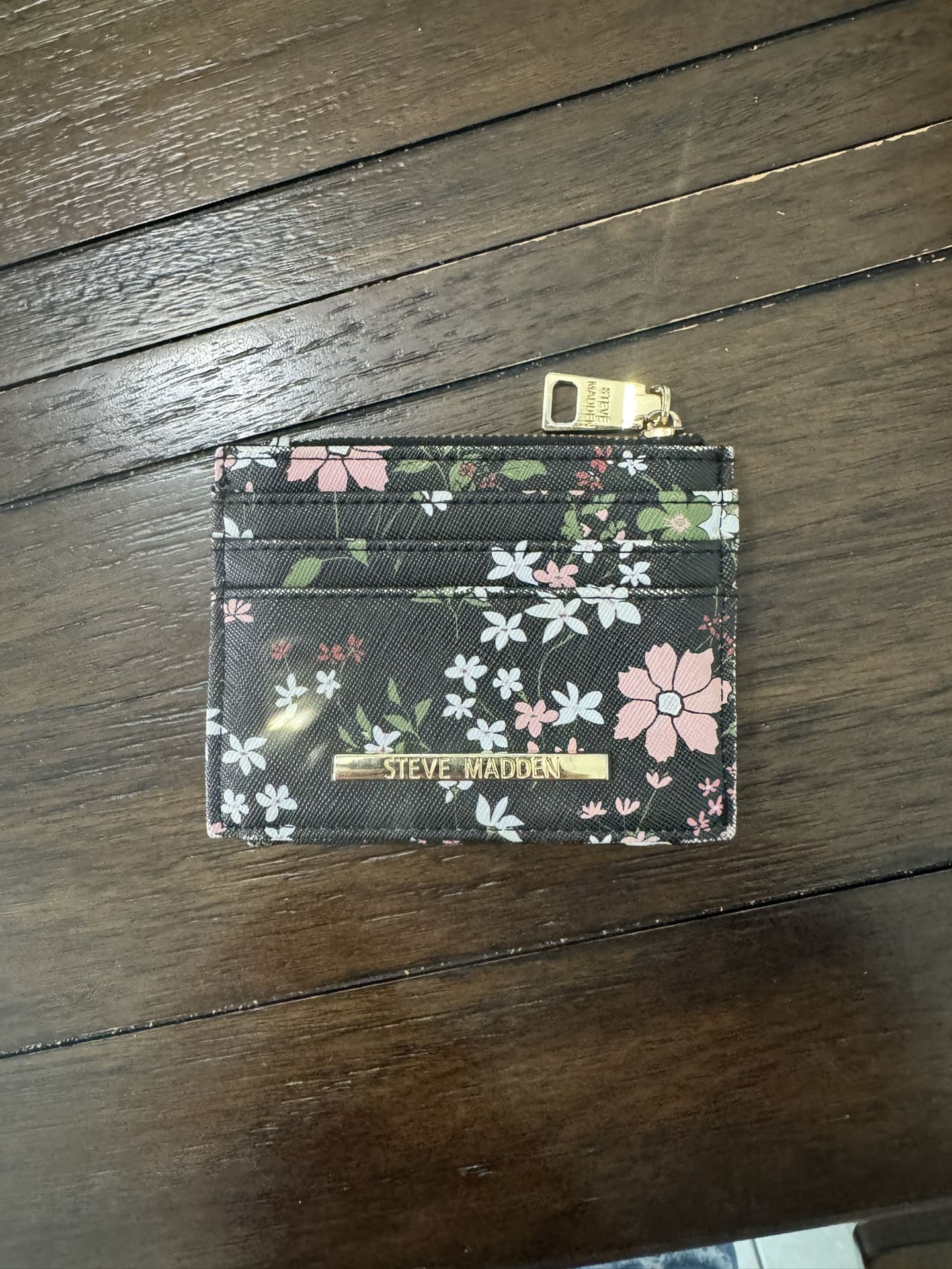 Steve Madden Black Floral Wallet – Billetera Negra Floral