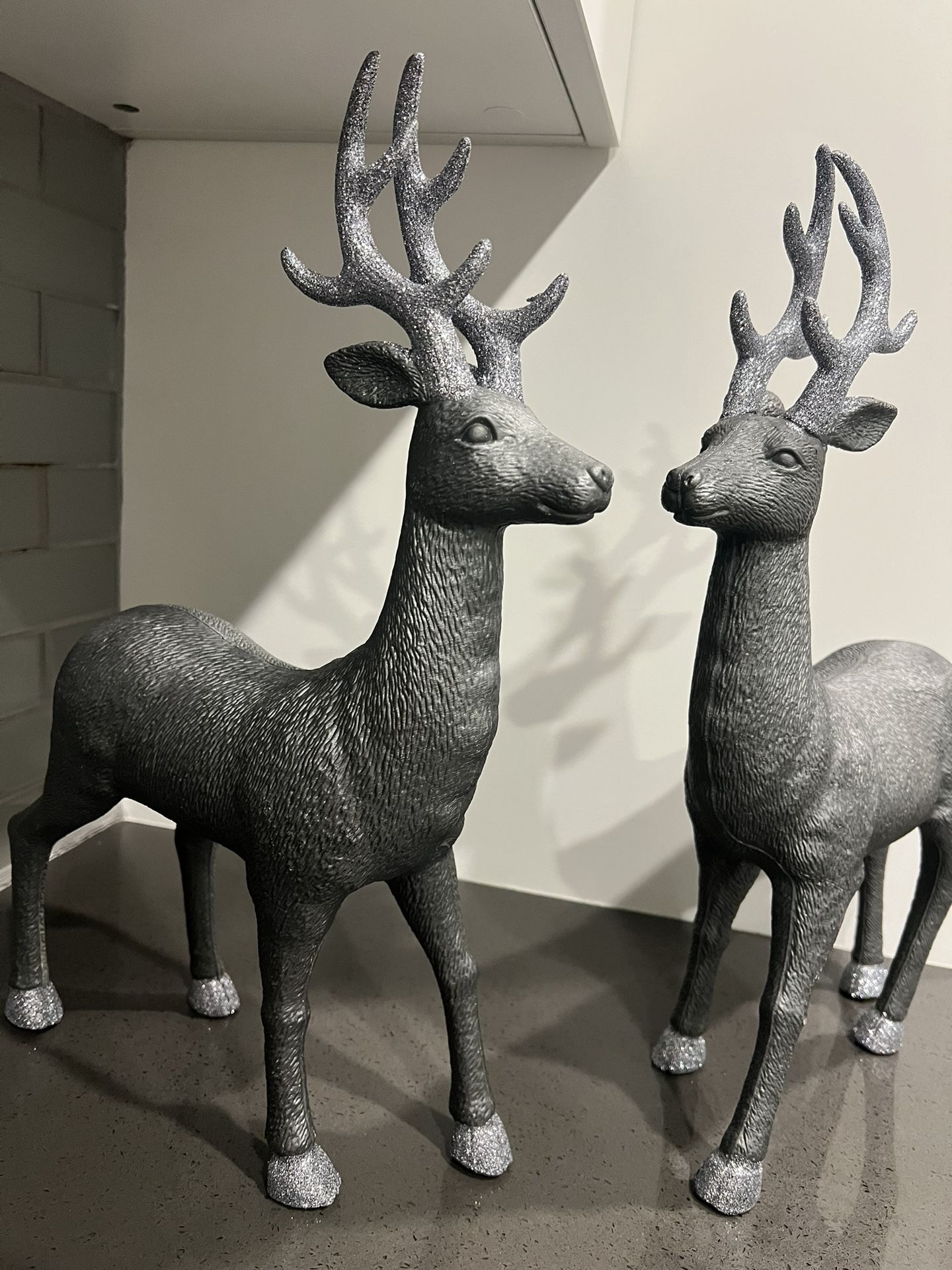 2 Christmas Reindeer