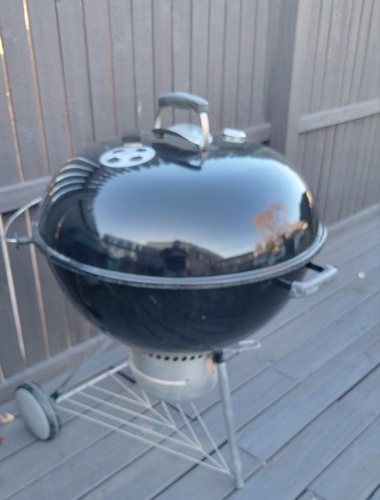 Weber Kettle Charcoal Grill 26in NO GRATES