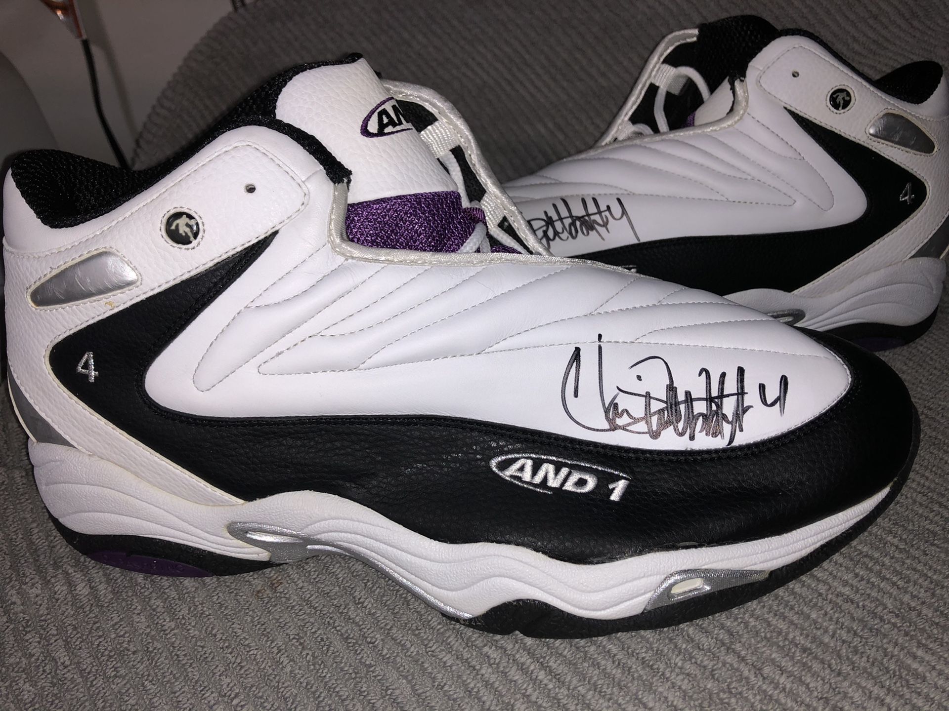 Autographed Chris Webber shoes - SACRAMENTO Kings