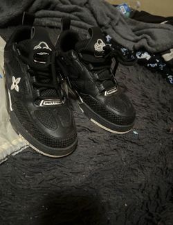Lv skate black and white
