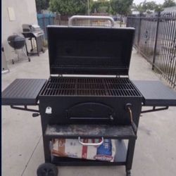 Grill And Smoker. Asador Para Usarse Con Carbón 
