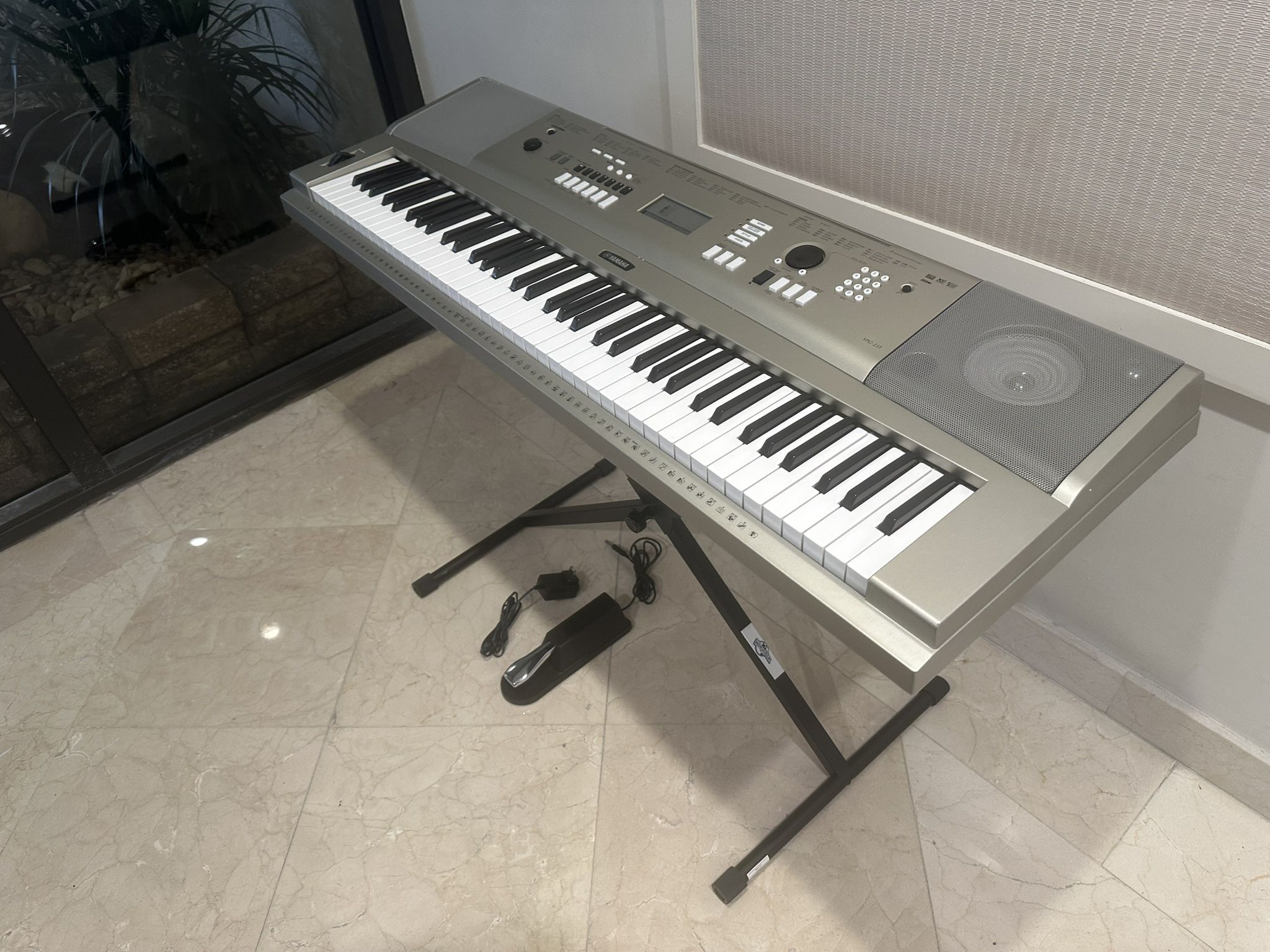 Yamaha YPG-235 Piano keyboard