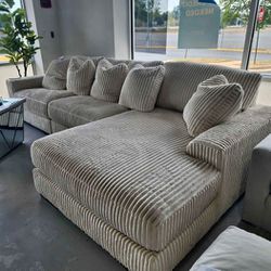 Lindyn Ivory 3pc Sectional Couch 