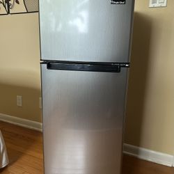 Magic Chef 4.5 Cu.ft. Refrigerator- Pristine Condition!