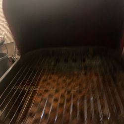 Red BBQ Grill incluyen to bags  of charco l  ready to use