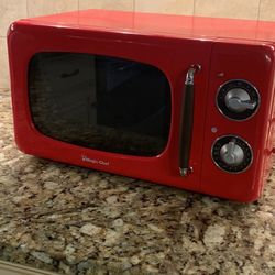 * MAGIC CHEF Retro 0.7 cu. ft. COUNTERTOP MICROWAVE in Retro Red