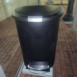 Really Nice Black 🐈‍⬛🖤 Trash Can It Has The Foot Released To Open The Lid Fantastic Condition Cleveland Ohio