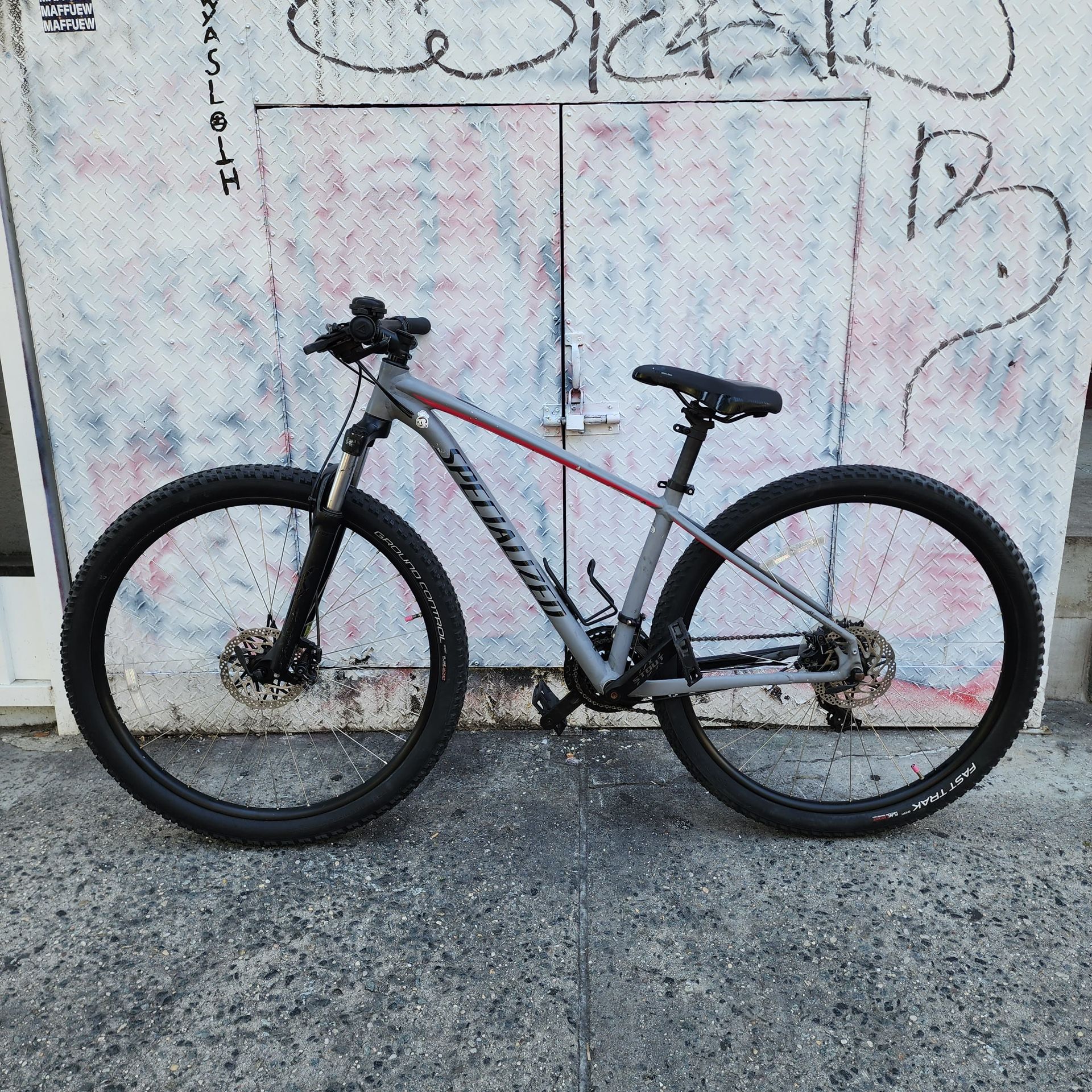 $400 FIRM - Specialized Rockhopper 29” Trail-Ready MTB