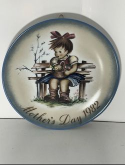 Schmid Plate "The Flower Basket" Mother's Day 1982 Sister Bertha Hummel