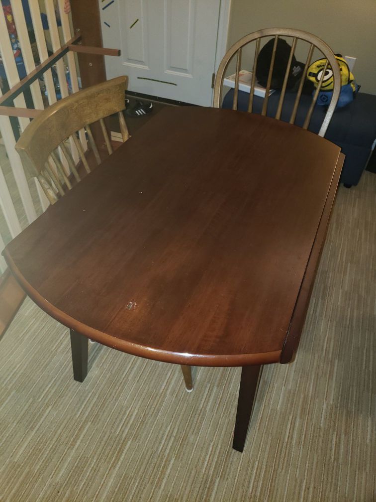 Round table, 2 chairs