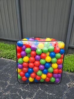 Ball Pit with 200+ Colorful Play Balls – Great Condition