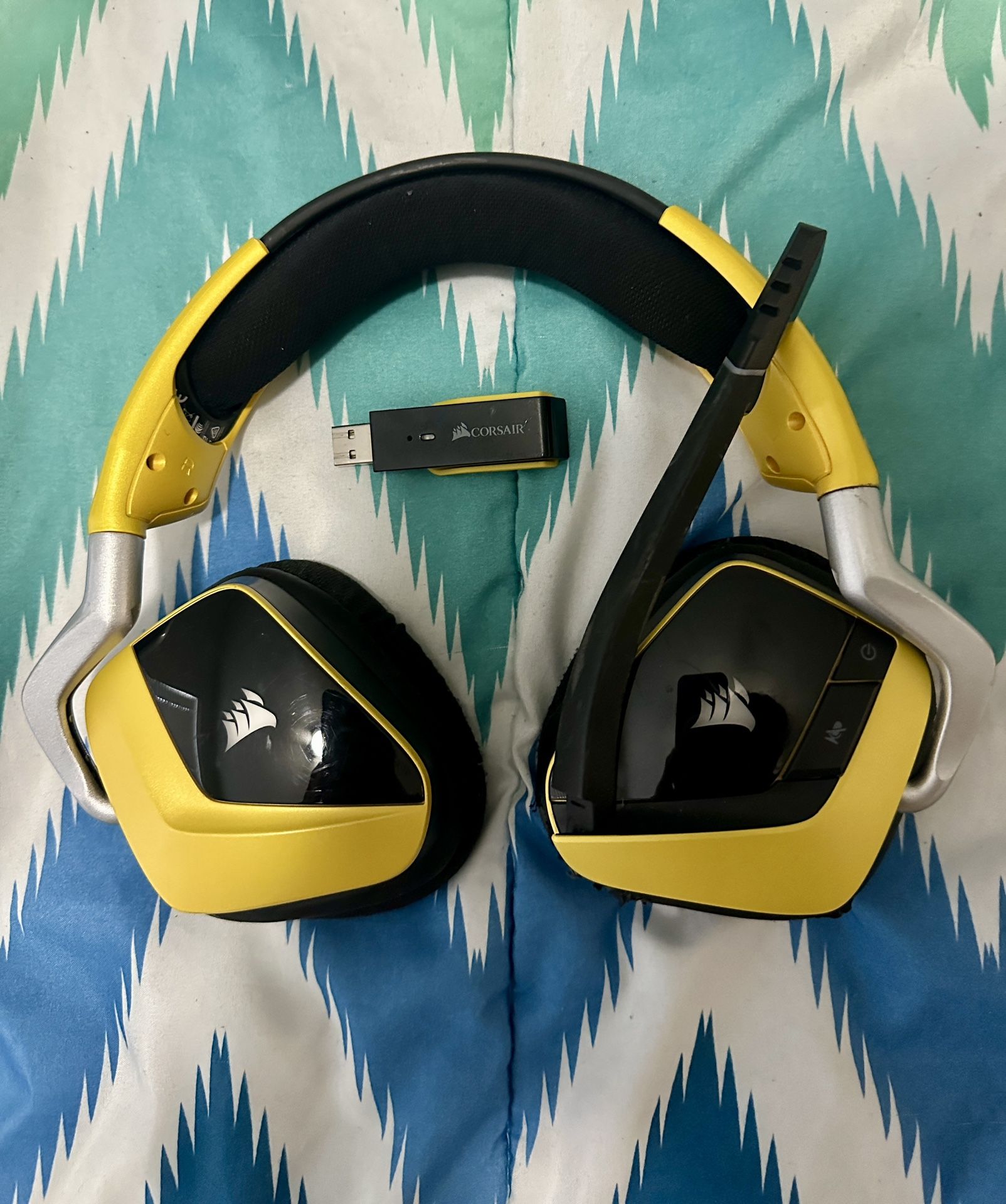 Corsair Wireless RGB Gaming Headphones 7.1 Surround Sound