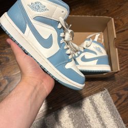 Jordan 1 Mid University Blue Women’s Size 6.5