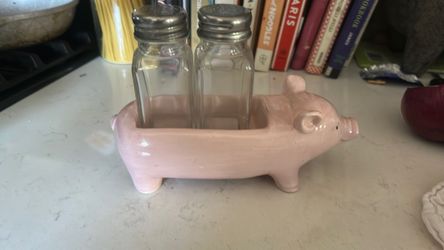 Piggy salt n pepa shakers
