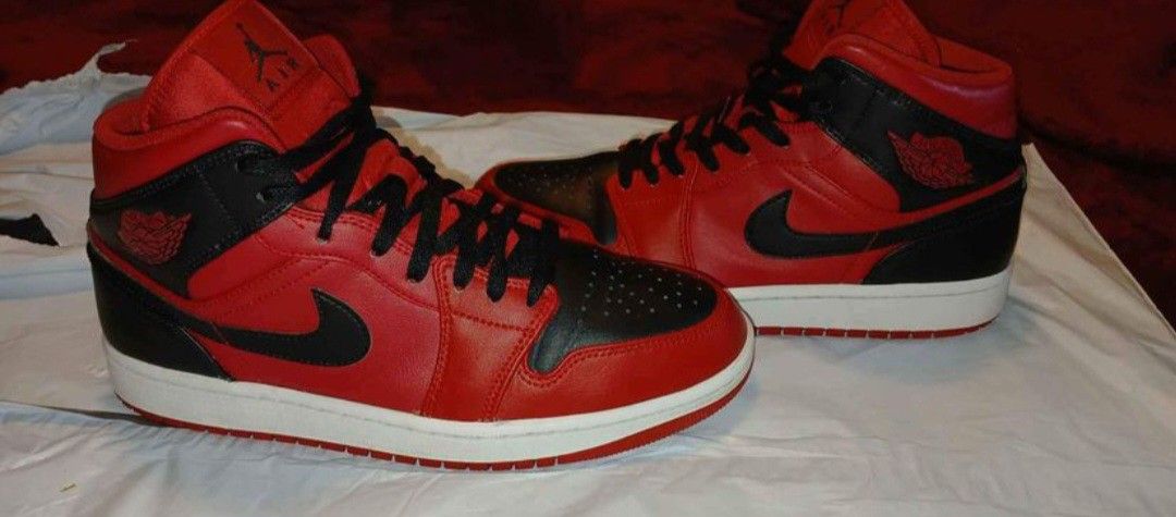 Air Jordan 1 Mid Retro "Reverse Bred" 2022