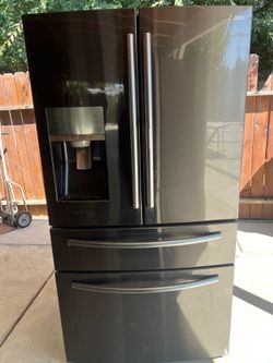 Black stainless steel refrigerator Samsung