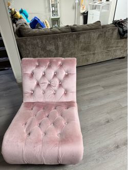 Pink tuffed chair