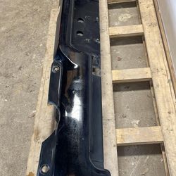 rear bumper 2019-2023 ram 1500. Comes with brackets Se habla español. 