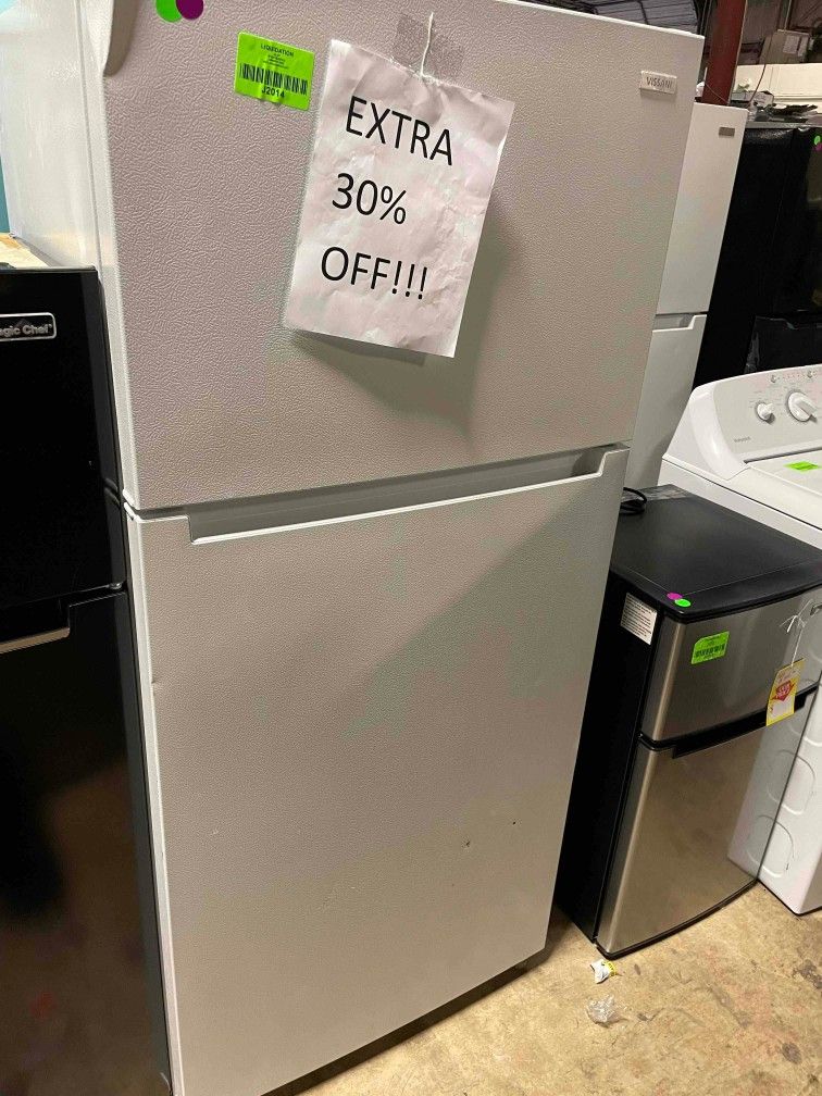 VISSANI MDTF18WHR 18 cu. ft. Top Freezer Refrigerator for Sale in Santa