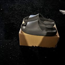 Yezzy Slide (size 11)