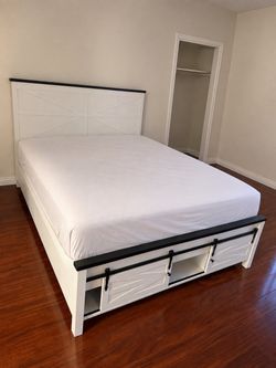 Queen Farmhouse Storage Bed Frame with Sliding Barn Doors