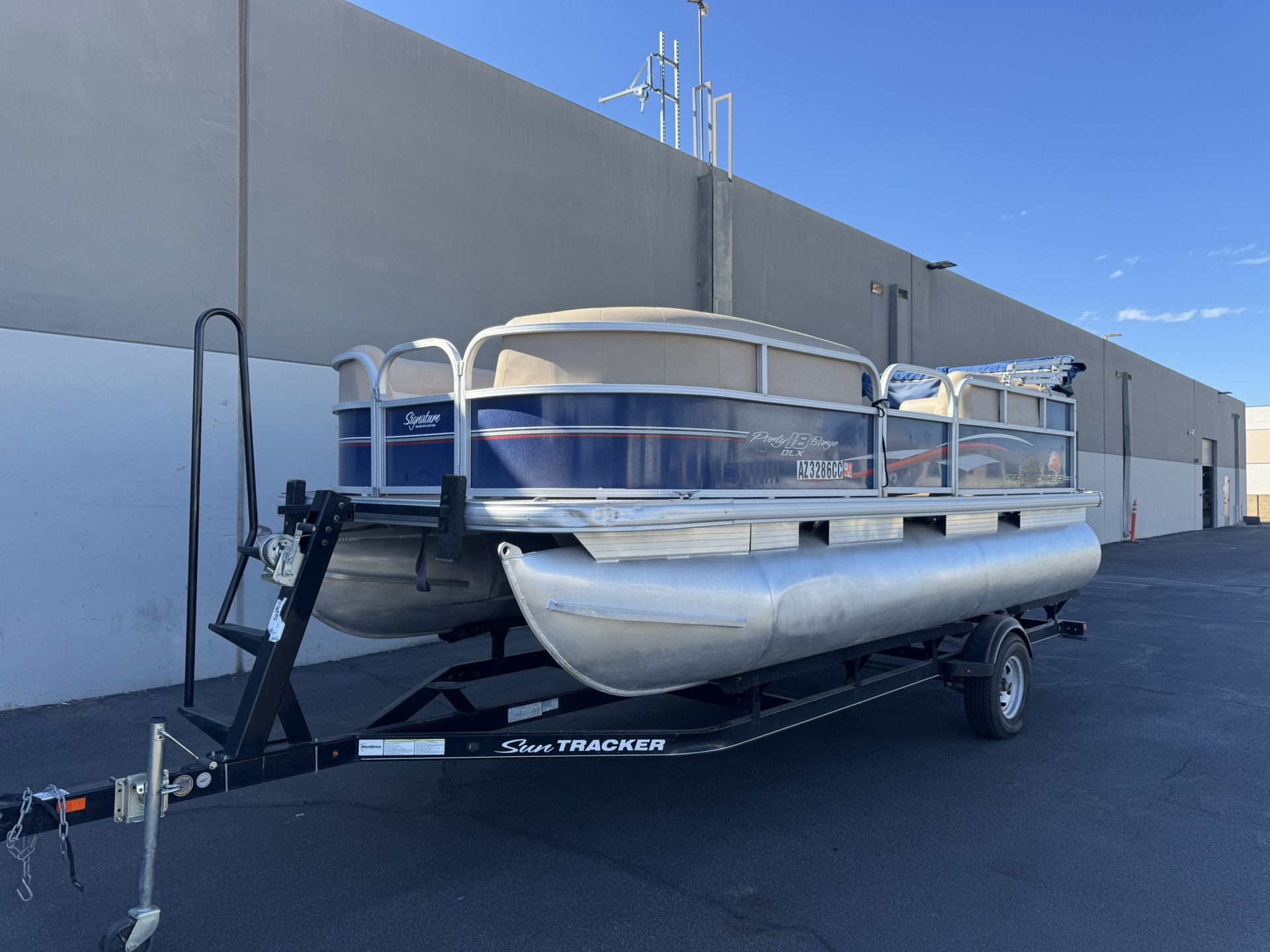 2018 Suntracker Party barge