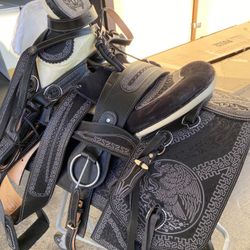 Monturas charras bordadas con fuste amplio