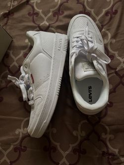 White woman Levi’s sneakers