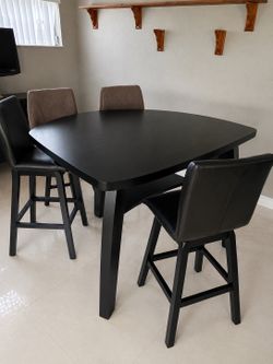 High top dinner table 3 chairs
