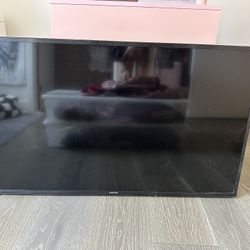 SAMSUNG SMART TV with Wall Mount included 