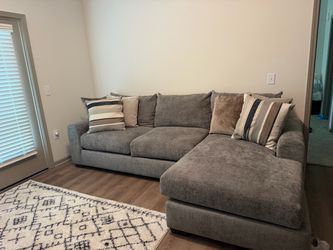 Rooms to go grey  sectional only used for a month