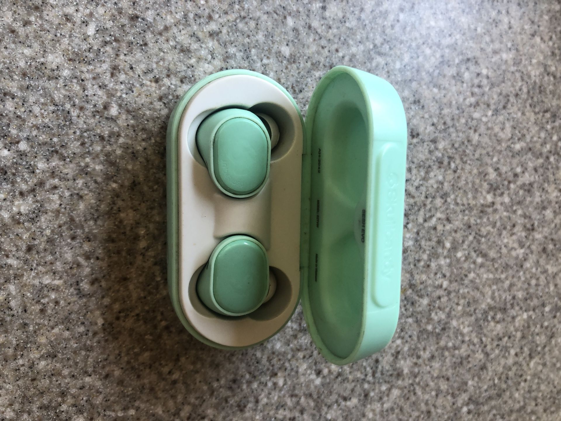 Perfect For Xmas π Bluetooth Wireless Headphones Skull π Candy Brand - Similar To Beats π§ By Dre Or Bose . Must Come To Huntington Beach