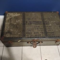 Vintage WW2 Army Trunk 