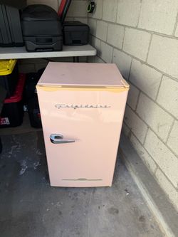 Frigidaire Retro Mini Fridge Pink