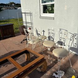 4 Metal Chairs And Table