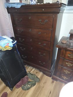 Bedroom set (FREE) No holding