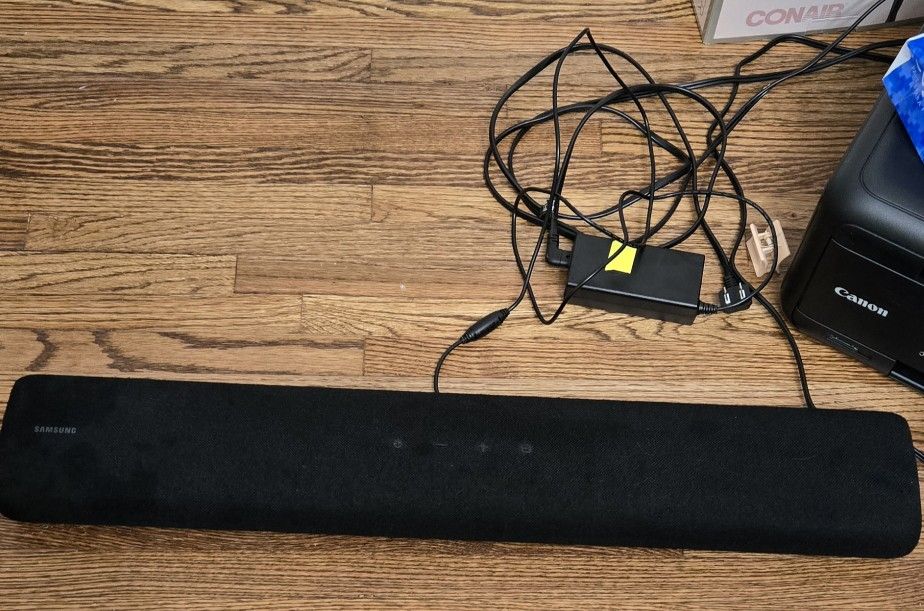 Samsung HW S40T Soundbar W/ Remote