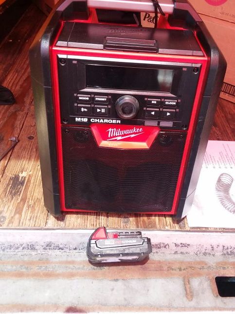 《《《MILWAULEE 18V BLUETOOTH RADIO & BATTERY》》》