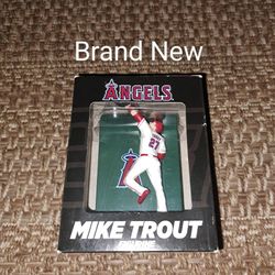 2015 Anaheim Angels Mike Trout Famous Catch Figurine  Collectable (New In Box)