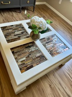 Large Beautiful Coffee Table, Like New