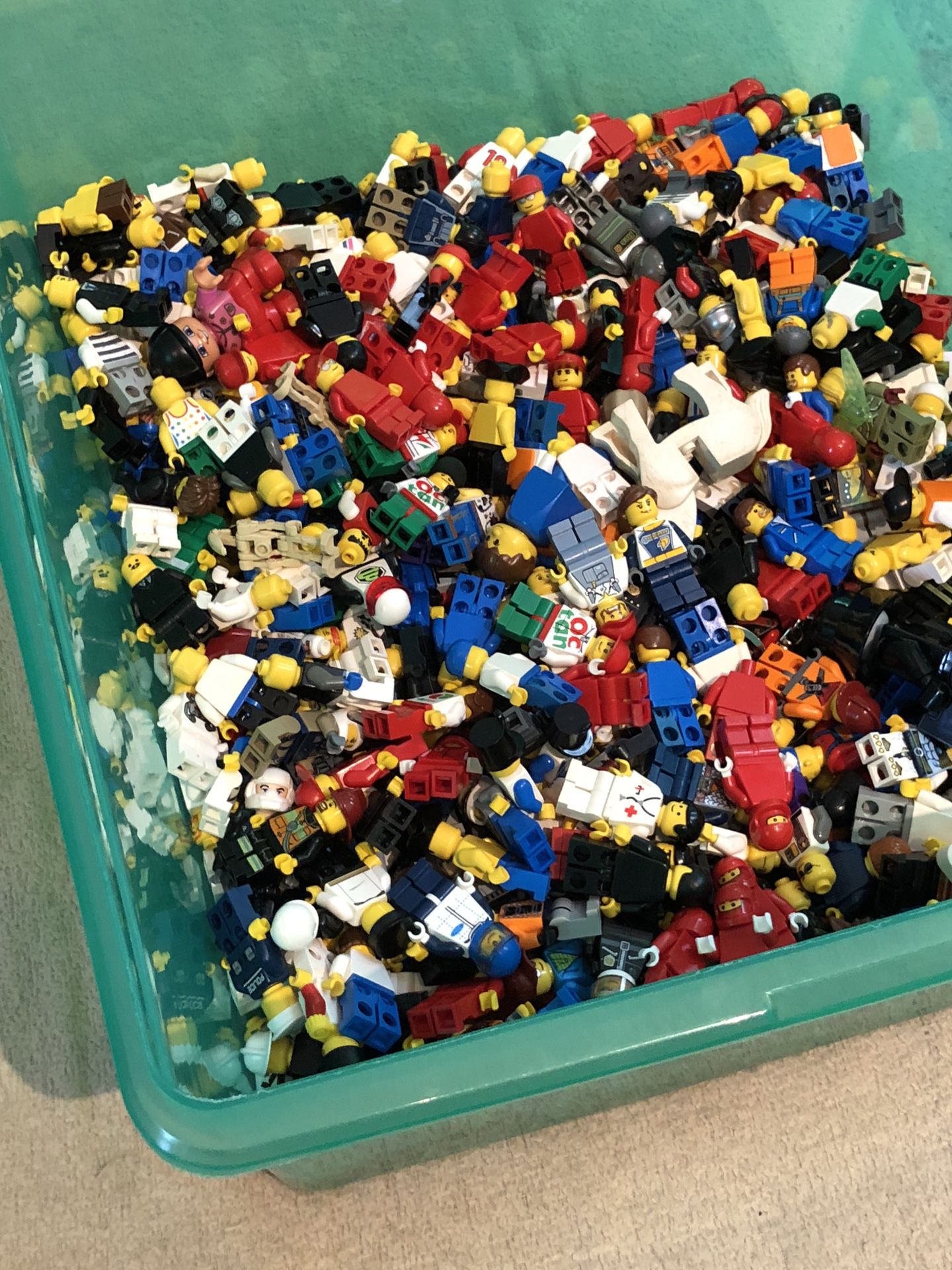 Giant tote of 400 LEGO minifigures!