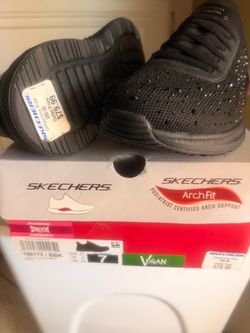 SKECHERS SIZE 7 WOMEN NEW