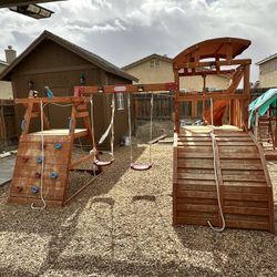 Juegos Calidad De Madera 700$ Todo. Ubicado En Hesperia 